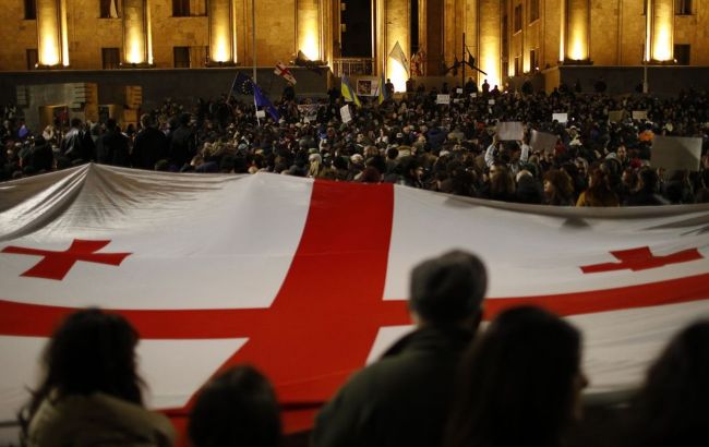 Протесты в Тбилиси: возле парламента силовики подготовили водометы, мобилизован спецназ