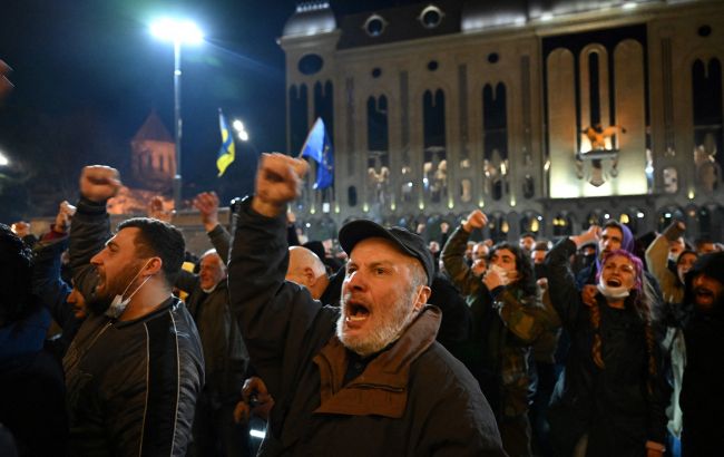 В центрі Тбілісі силовики знову розігнали протестуючих