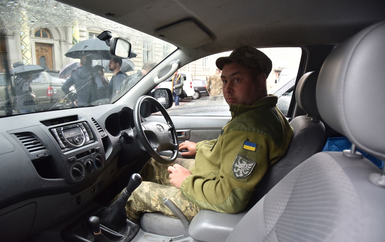 В Украине для военных временно изменят правила регистрации авто. Читайте на  UKR.NET