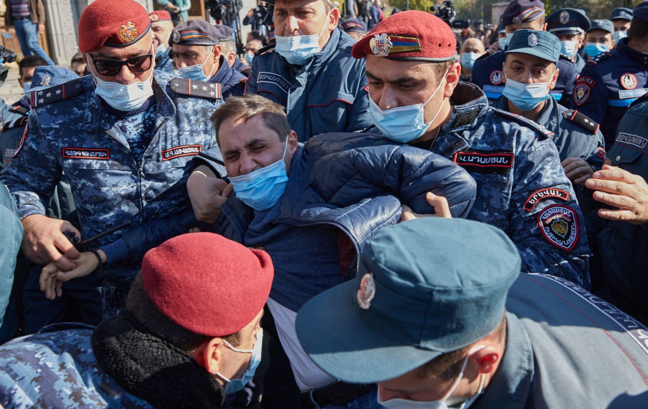 Армения отправила. Российские оппозиционеры. Протесты в Армении 2016. Протесты в Москве. Армяне в России.