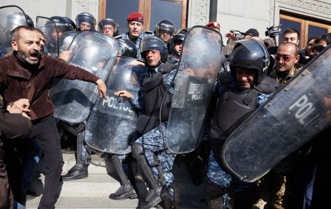 Задержания и перекрытие дорог: в Ереване протестует оппозиция