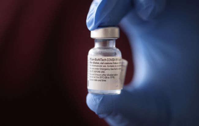 Pfizer выпустит вакцину-усилитель: кто первым получит дополнительную прививку
