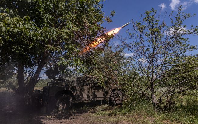 Пограничники уничтожают оккупантов на Харьковском направлении из РСЗО RAK-12 (видео)