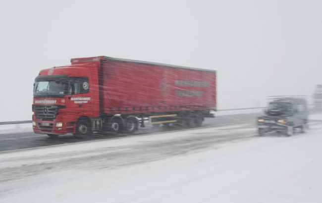 Ожеледиця та снігопади: у Києві подовжили заборону в'їзду вантажівок