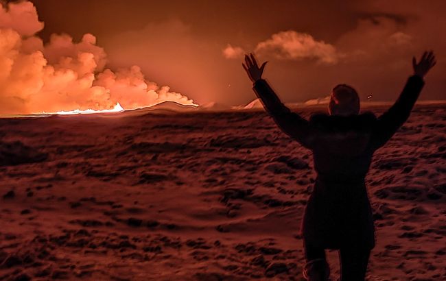 Огненные фонтаны и огромная трещина. В Исландии извергается вулкан: жуткие фото и видео