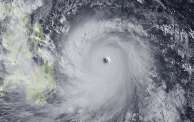 Есть угроза урагана: в Атлантике сформировался тропический шторм