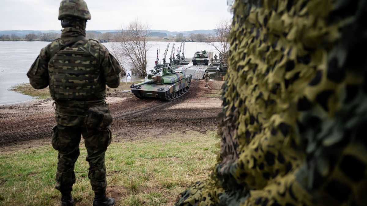 В Польше гусеничная машина наехала на двух военных - один пострадал, другой  погиб | РБК Украина