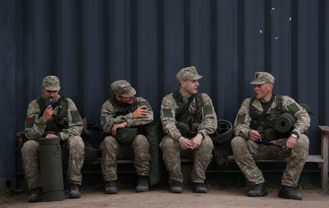 На фоне войны в Украине Литва решила призывать юношей в армию сразу после школы