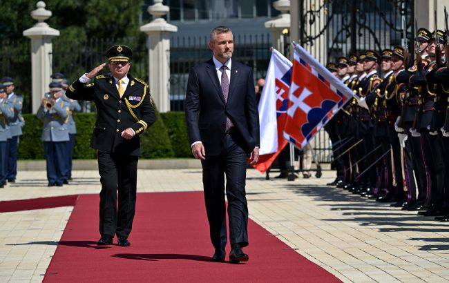 У Словаччини новий президент. Соратник Фіцо склав присягу