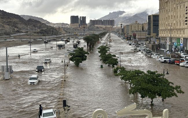 Под воду уходит город Мекка: Саудовскую Аравию накрыло масштабное наводнение