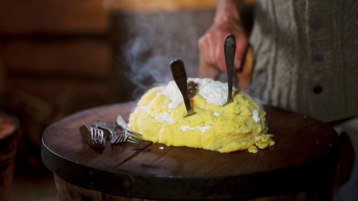 Банош с сыром, грибами и шкварками - гуцульские рецепты и как готовить |  РБК Украина