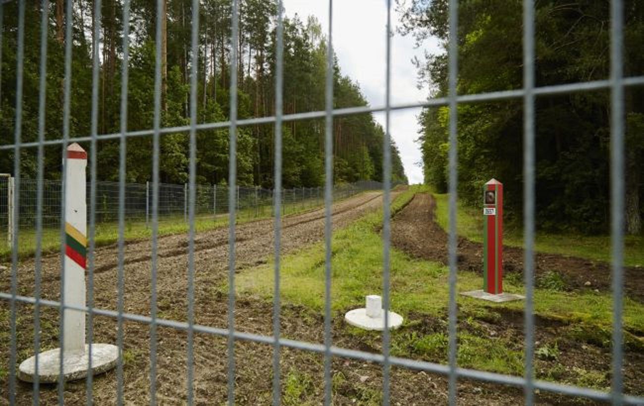 A fence on the border of Lithuania and Belarus was proposed to be built from a rod mesh