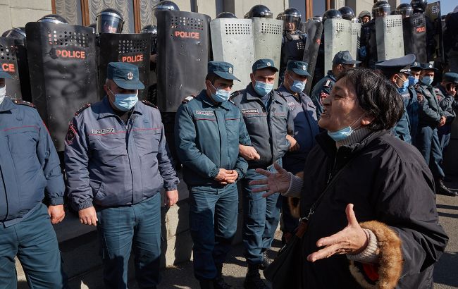 Протести в Єревані тривають: до будинку уряду стягнули поліцейських