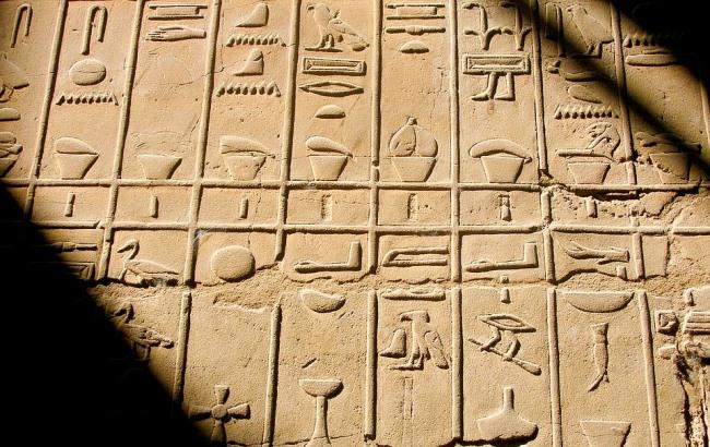 Археологи обнаружили в Египте три древние гробницы