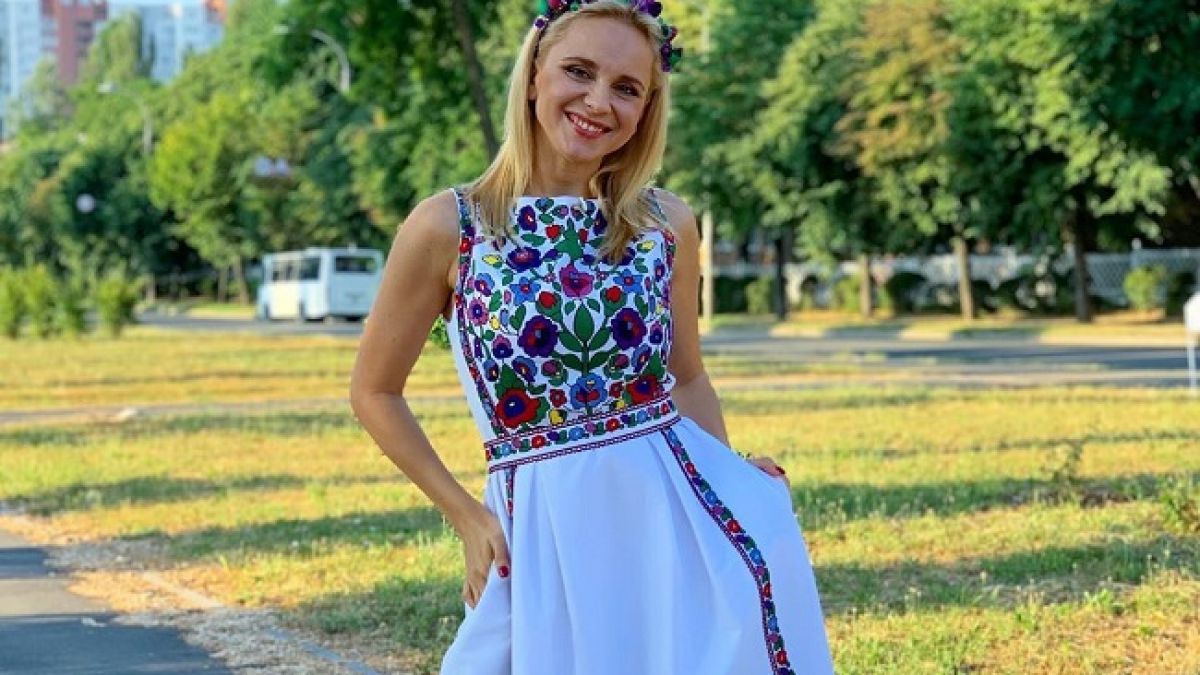 Лилия Ребрик покорила эффектным образом в розовом платье и венке |  РБК-Україна