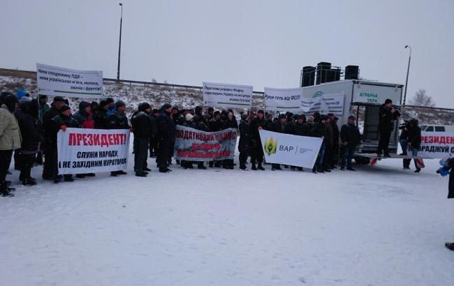 Під Києвом аграрії Чернігівської області провели акцію протесту проти змін до Податкового кодексу