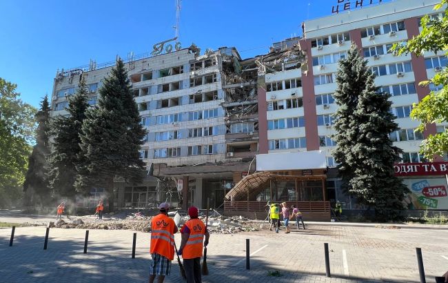 Ранкова атака на Миколаїв: одна з ракет вдарила по готелю, зачепило й ТЦ