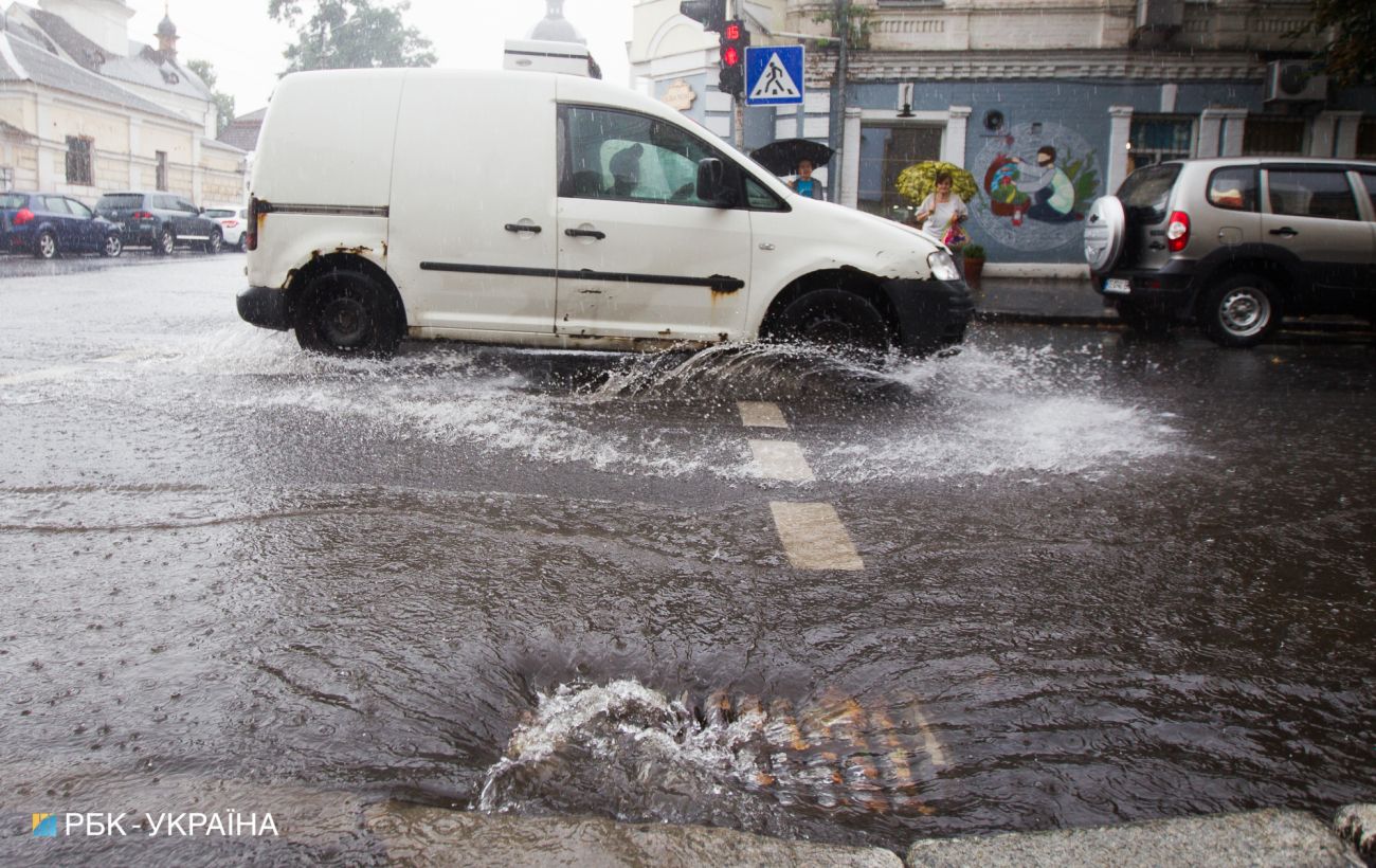 Downpour in Zhitomir flooded the city – people float on an inflatable mattress