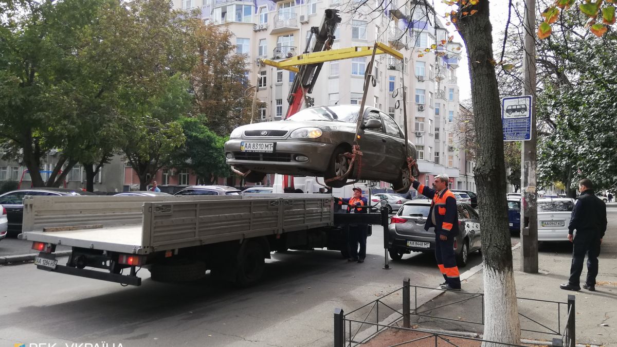 Эвакуацию автомобилей предлагают запретить в Украине во время войны | РБК  Украина