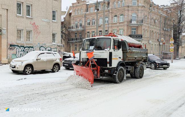 На в'їздах у Київ накопичилося 1400 фур. Ускладнено рух снігоприбиральної техніки