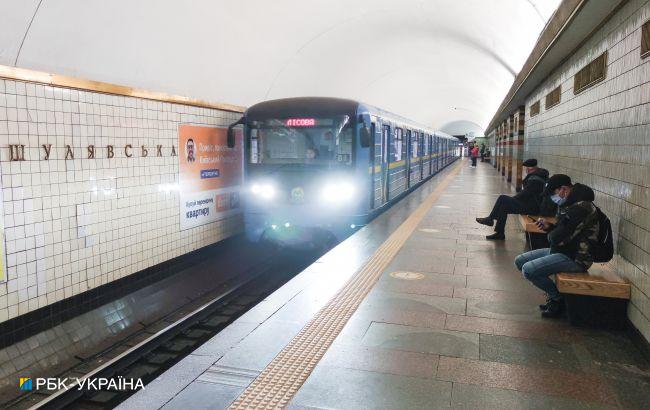 В Киеве изменили интервал движения поездов метро