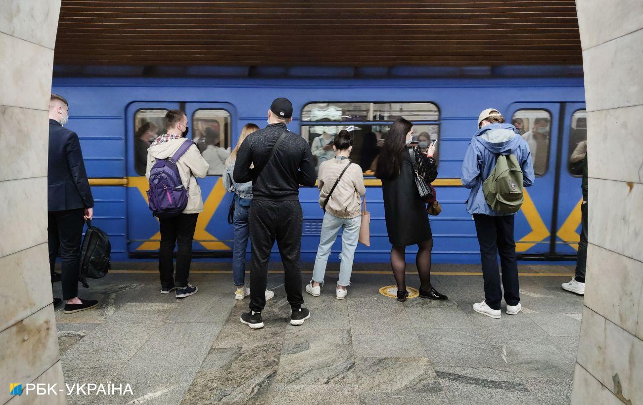 Метро в киеве затопило. Киевское метро сейчас. Люди в метро в Киеве живут. Киевский метрополитен сейчас. Метро Киева сейчас.