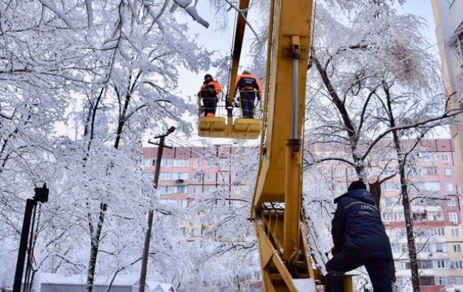 Негода в Україні: знеструмленими залишаються майже 70 населених пунктів