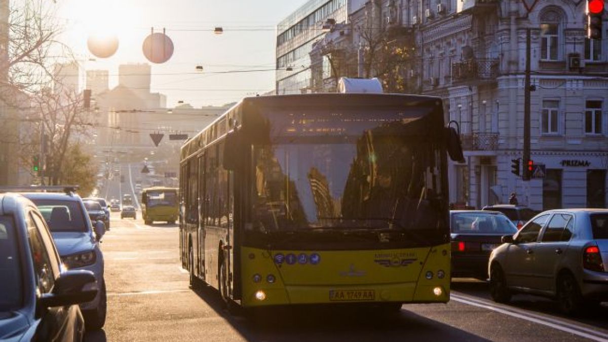 В Киеве в автобусе контролер заблокировал движение транспорта - видео |  Стайлер