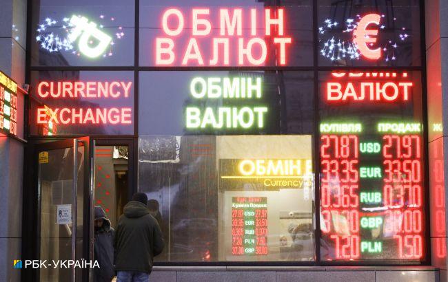 Ситуація на валютному ринку: українці продають долари