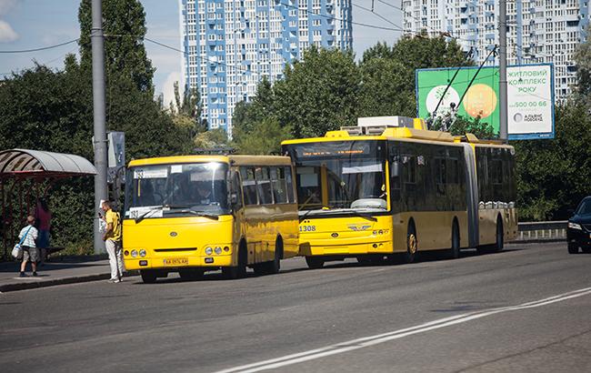 У центрі Києва тролейбус не витримав кількості пасажирів і "приліг"