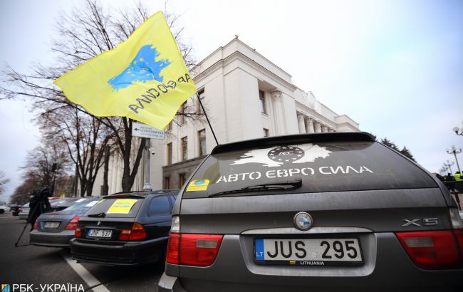 В Україні істотно знизили штрафи за нерозмитнені "євробляхи"