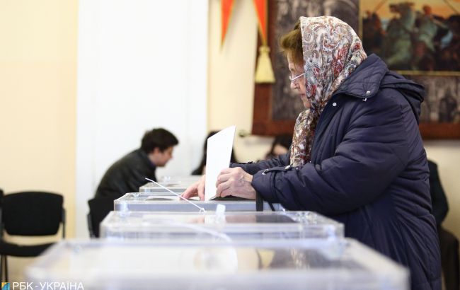 Вторая волна коронавируса может снизить явку на местных выборах в Украине