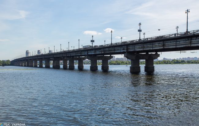 Щось неймовірне: прорив теплотраси в Києві на мосту Патона шокував мережу