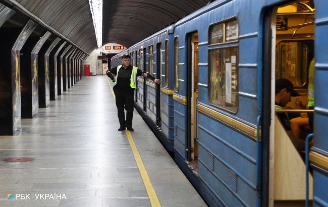 В киевском метро отжигала пассажирка: курьезный момент попал на видео