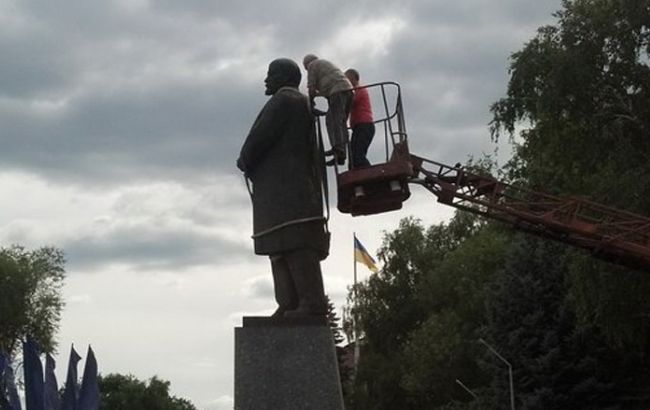 В Харьковской обл. демонтировали памятник Ленину