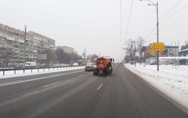 На дорогах Києва працюють солерозкидачi та снігоприбиральна техніка, - КМДА