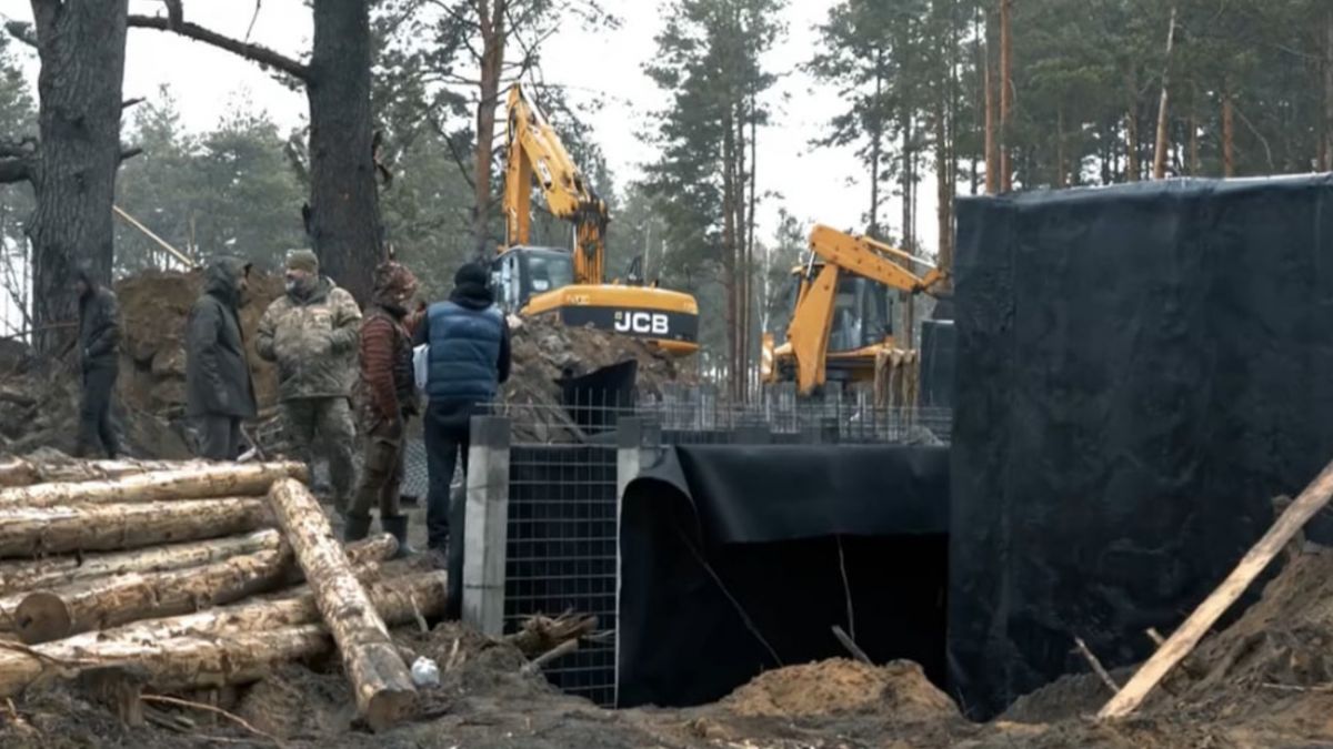 Оборонные постройки строят в Житомирской области на границе с Беларусью |  РБК Украина