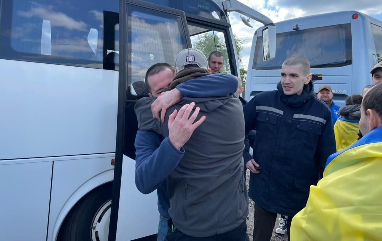 Over 100 Ukrainian Soldiers and Border Guards Return Home After Being Held Captive by Terrorists