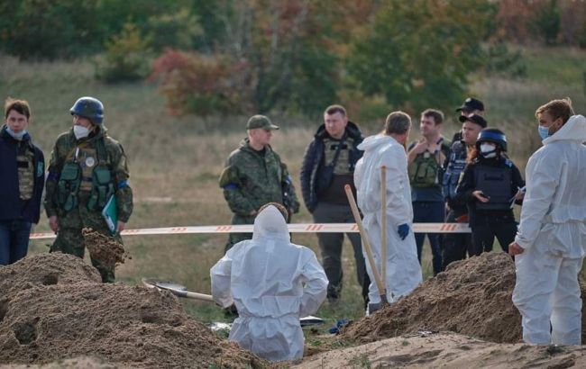 У звільненому Лимані виявили вже більше 200 могил і братське поховання