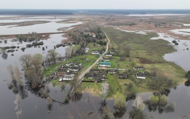 Паводок в Украине. Вода вышла из берегов в 8 областях, затоплены дороги