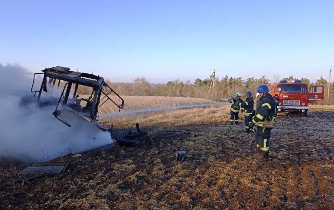 Під Херсоном трактор підірвався на міні і спалахнув: двоє поранених