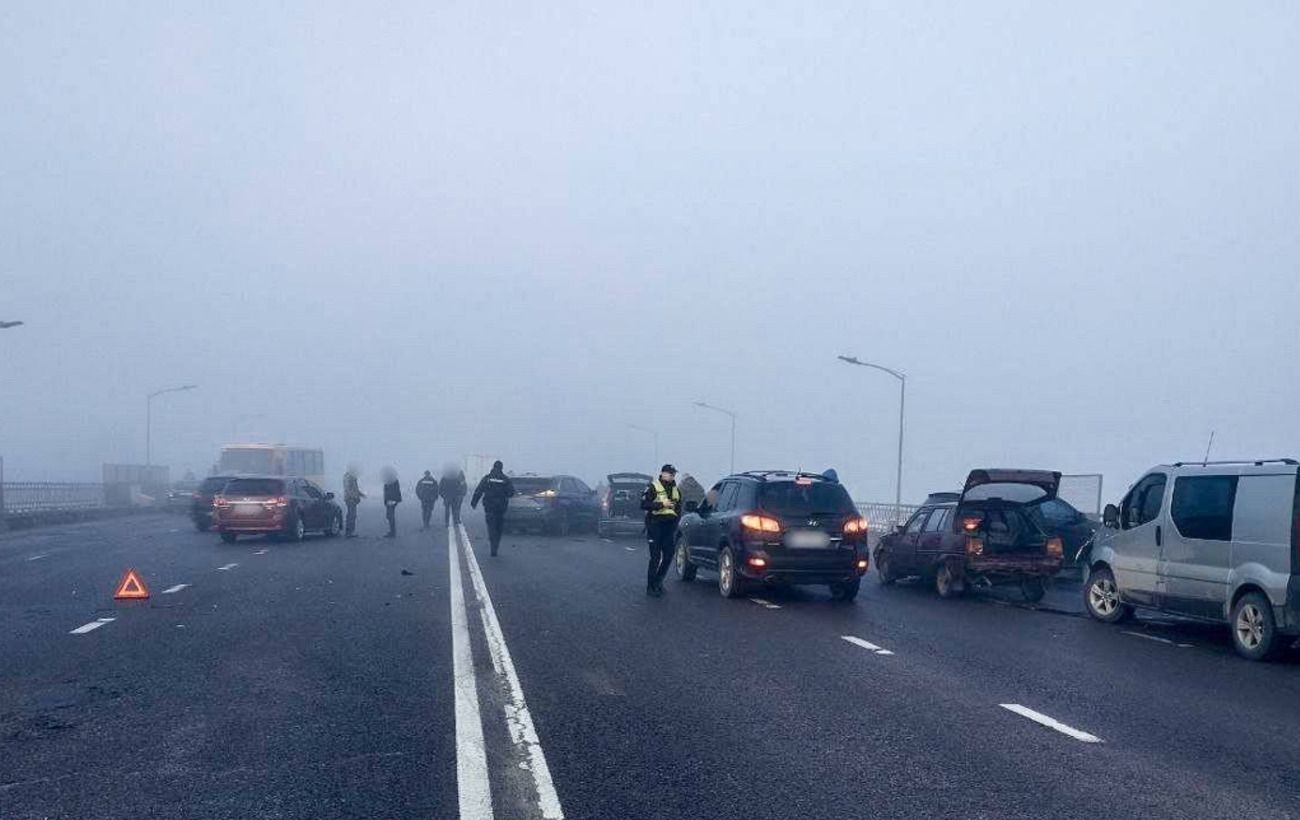 Во Львове на мосту произошло масштабное ДТП с участием 25 авто. Читайте на  UKR.NET