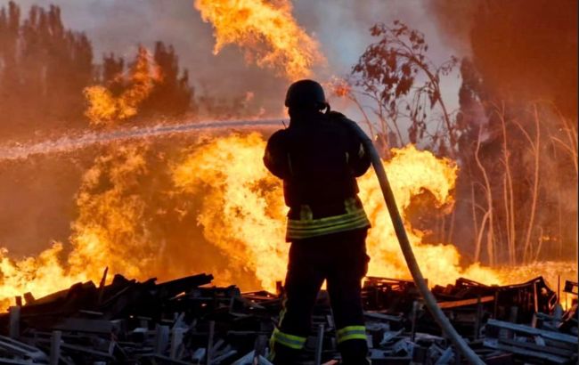 Росіяни атакували один з мікрорайонів Херсона: почалась масштабна пожежа на складі