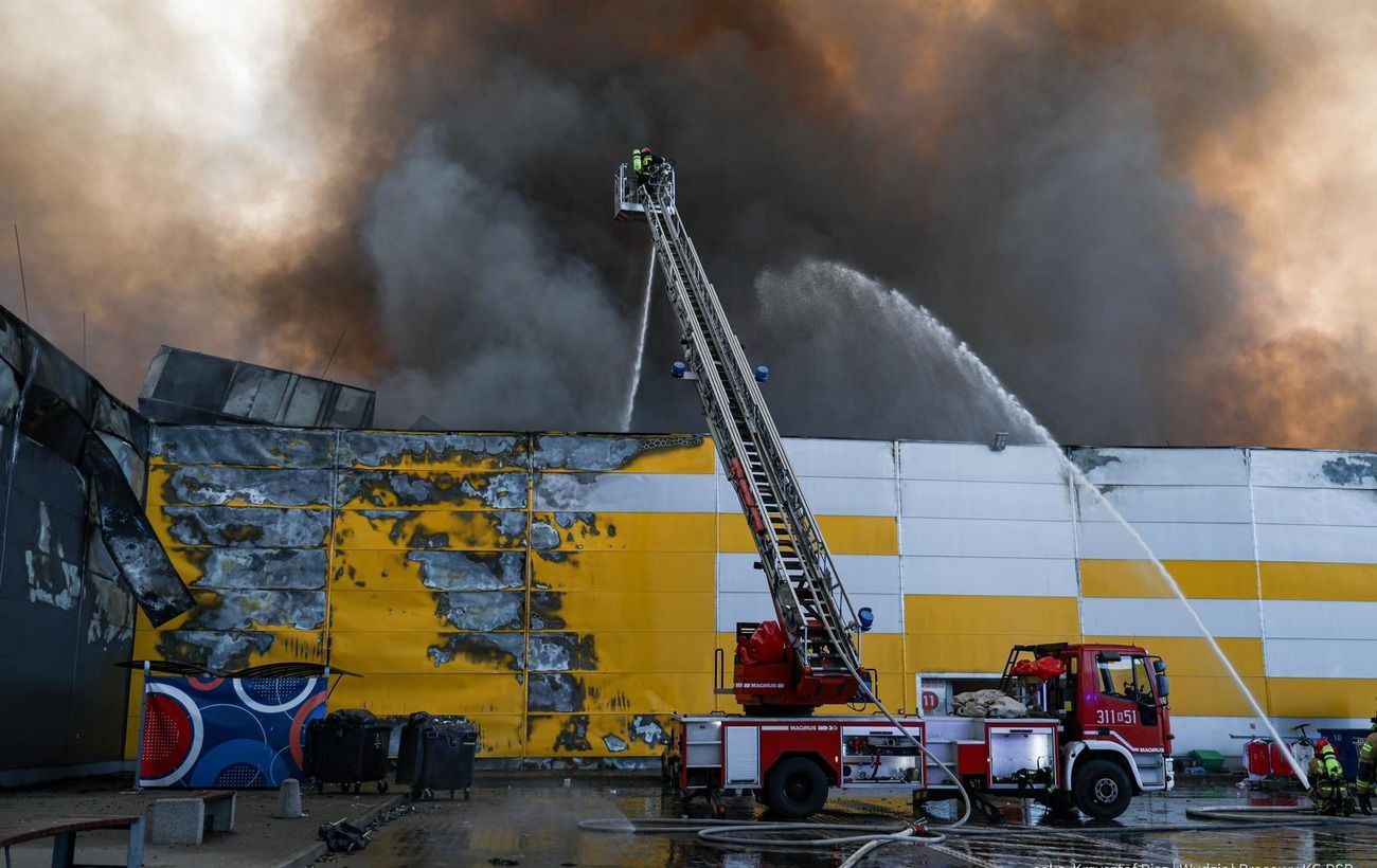 Massive Fire at Marywilska 44 Shopping Center in Warsaw: Chemical-Ecological Rescue Group on Scene