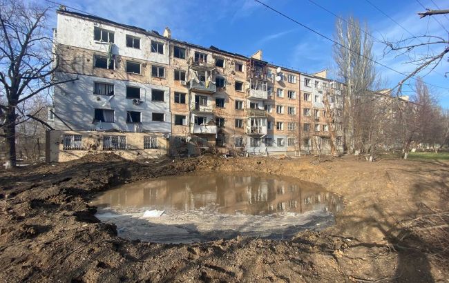 У Херсоні снаряд розірвався під вікнами п'ятиповерхівки. В ОВА показали наслідки на відео