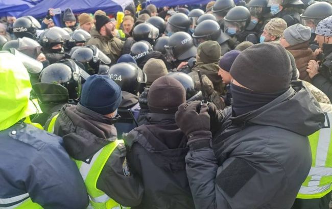 Поліція має припинити силове протистояння з громадянами біля Печерського суду, - Геращенко