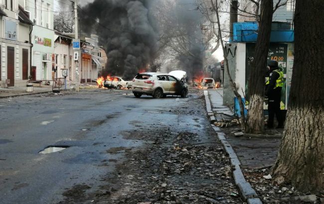 Внаслідок сьогоднішнього обстрілу Херсона загорілося 66 автомобілів