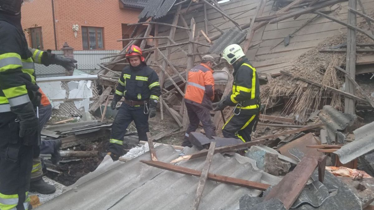 Взрыв произошел в жилом доме в Сарнах, тяжело ранена женщина | РБК Украина