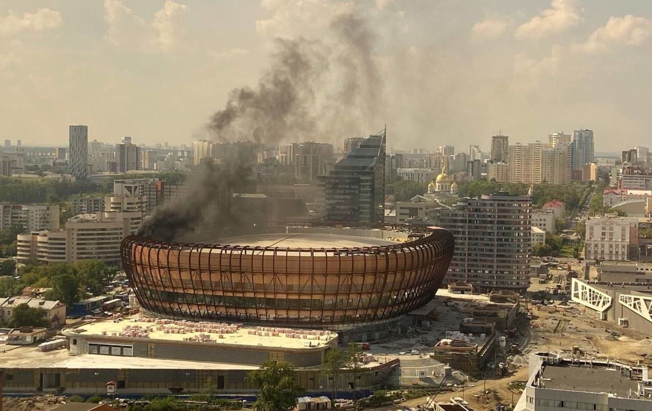 В центре Екатеринбурга загорелось здание ледовой арены (фото, видео)