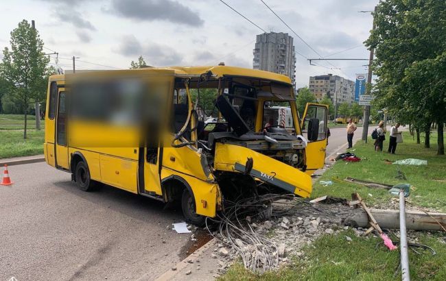 Во Львове маршрутка влетела в электроопору: произошел обрыв сети, есть раненые